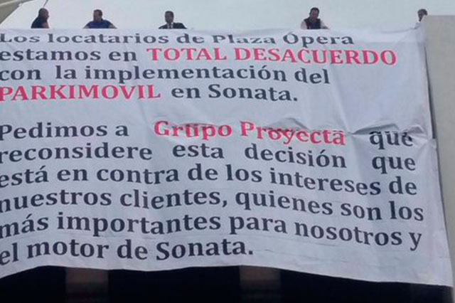 Protestan locatarios por parquímetros en Lomas de Angelópolis