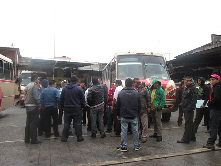 Por malos tratos, choferes de AUS paran labores