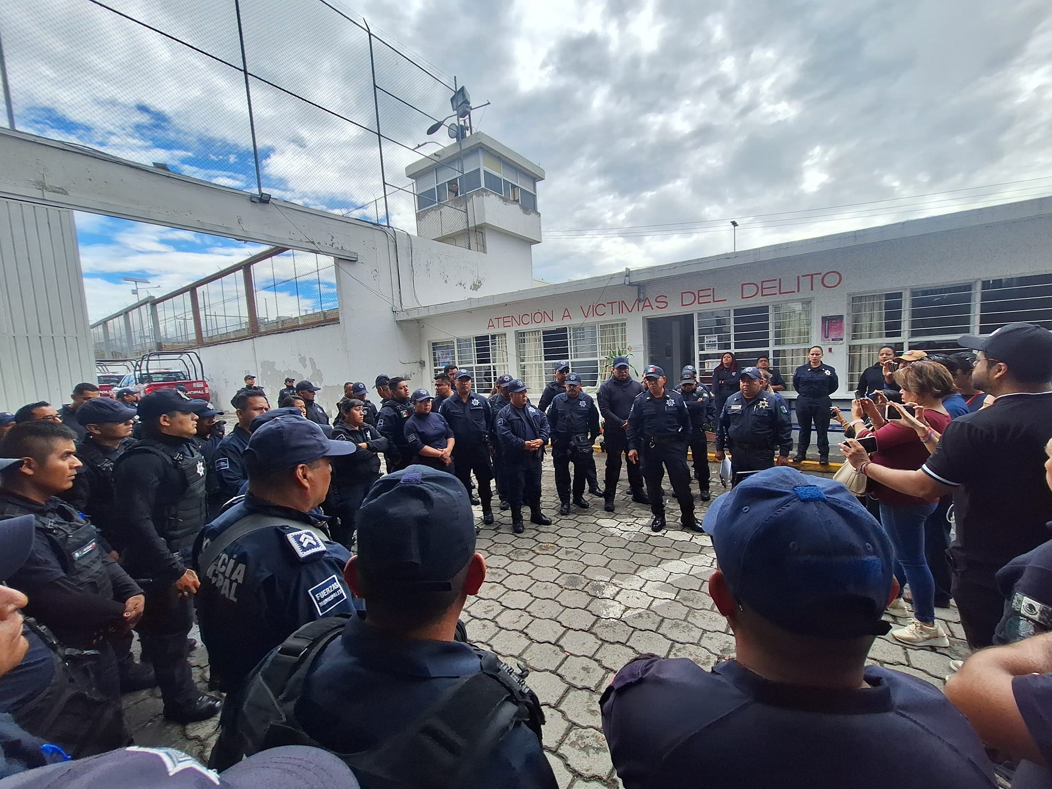 Paran labores Policías de Tehuacán para exigir atención médica a un compañero