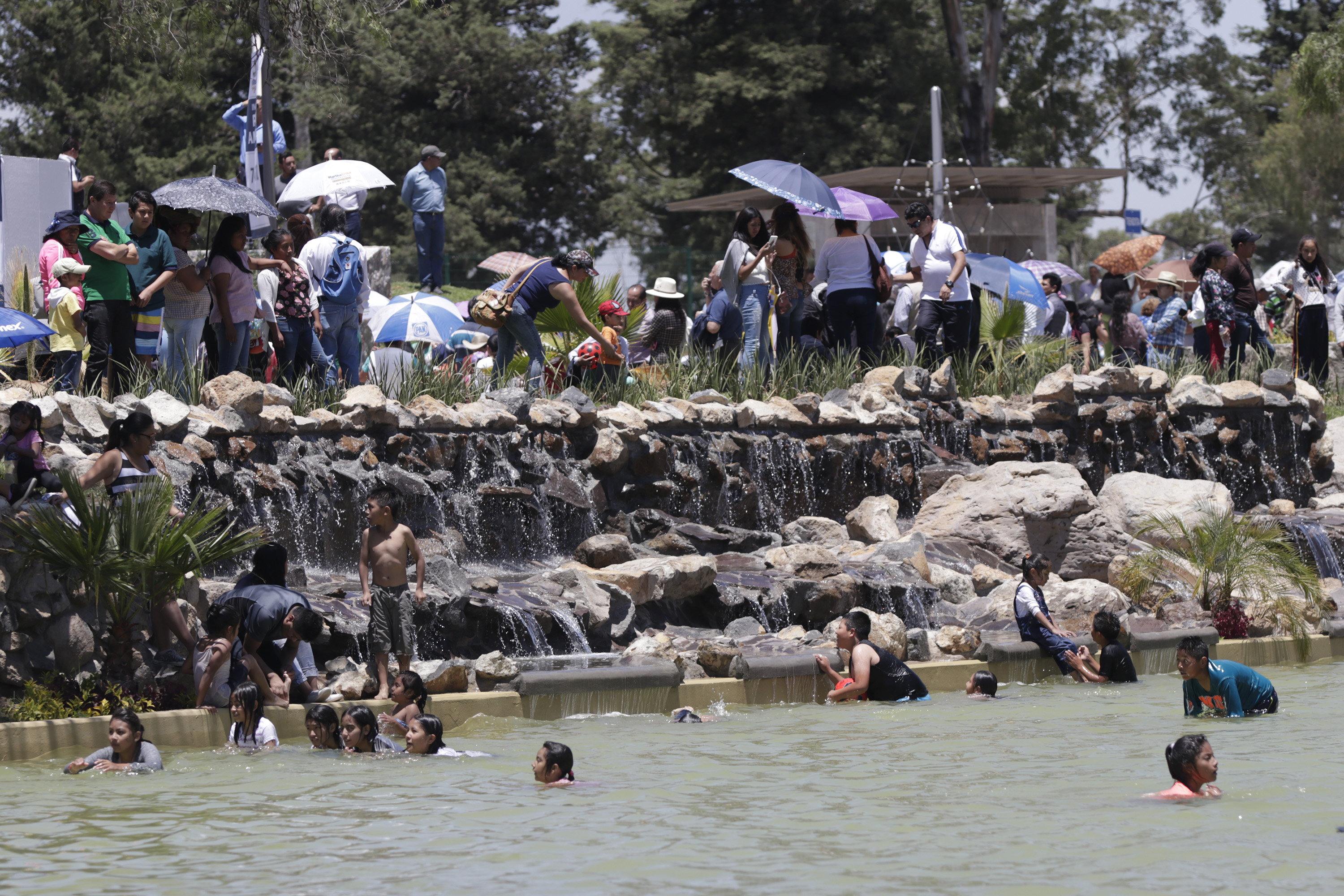 Cierran lago de Parque Amalucan para limpiar sus aguas
