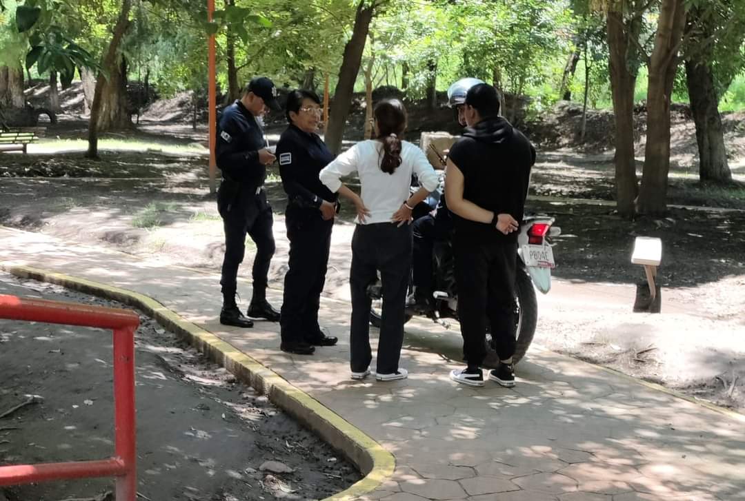 Hombres armados asaltan a pareja en parque de Texmelucan