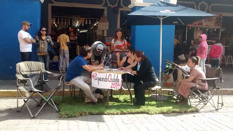 Ocupa Cholula en Bici la vía pública para tomar café