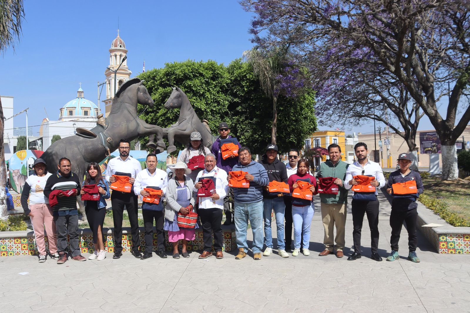 Entrega Severiano de la Rosa uniformes al personal de Parques y Jardines