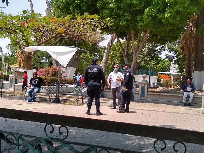 Policía de Tehuacán retira a ciudadanos del zócalo por Covid-19