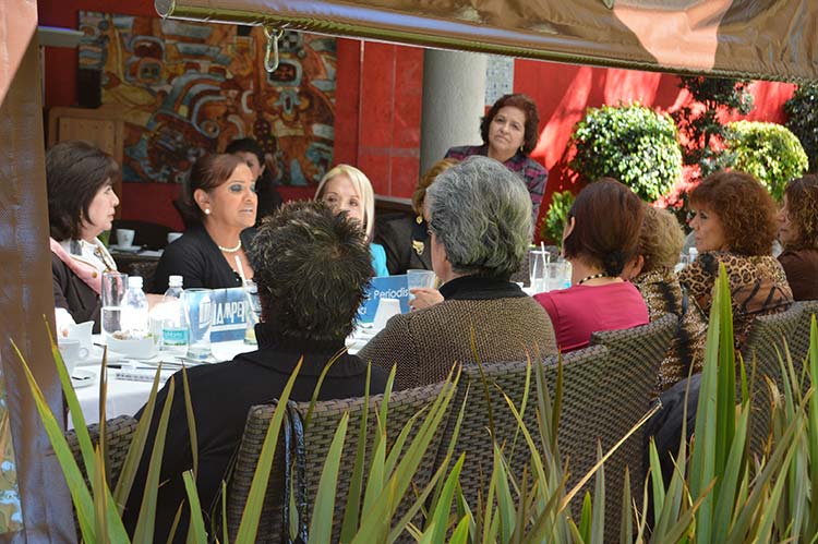 Reconocen mujeres periodistas liderazgo de Parra Jiménez