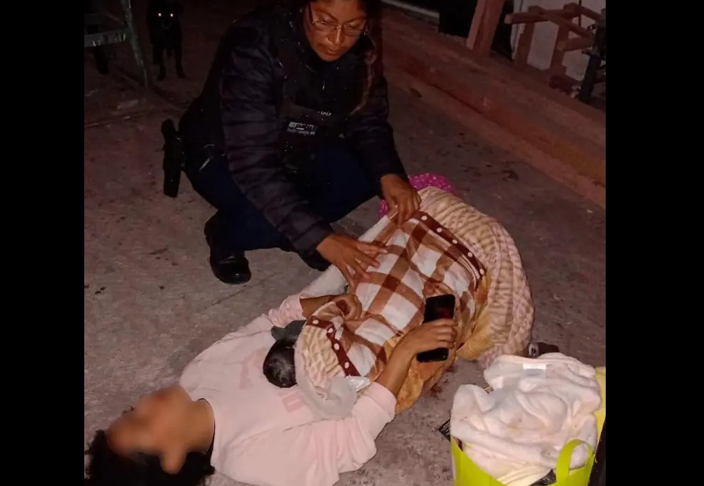 Mujer da a luz con ayuda de la policía en Puebla