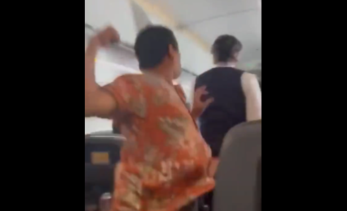 VIDEO Pasajero golpea por la espalda a sobrecargo en pleno vuelo