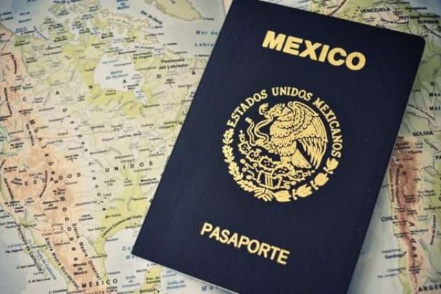 SRE ofrece descuento de 50% en pasaporte para adultos mayores y más