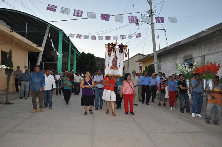 Regresan migrantes de NY para visitar imagen religiosa en Chinantla