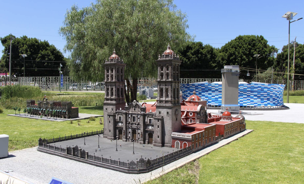 Parque Paseo de Gigantes: Un viaje global en miniatura en Puebla