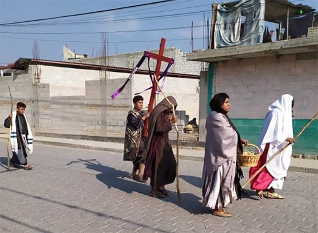 Pese a contingencia llevan a cabo representación de Pasión de Cristo en Tehuacán