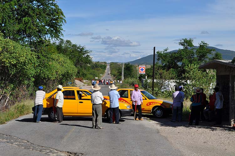 Antorchistas bloquean paso entre Ixcaquixtla y Acatlán