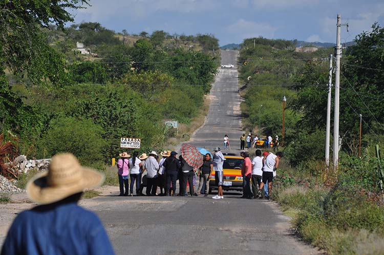 Antorchistas bloquean paso entre Ixcaquixtla y Acatlán