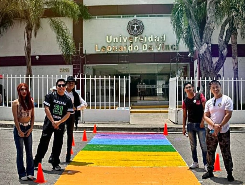 Con pinta de paso peatonal inician actividades del mes del orgullo LGBTTTIQ+ en Tehuacán