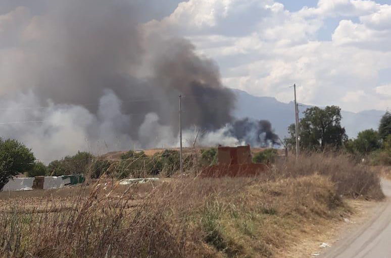 Quema de pastizal provoca incendio del relleno sanitario de Huejotzingo