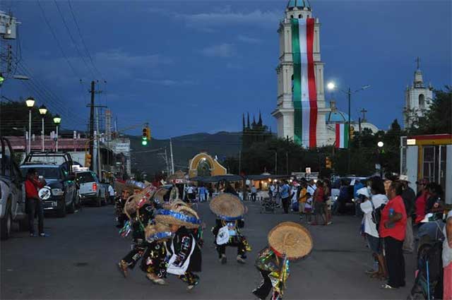 Ayuntamiento de Acatlán dio inicio a los festejos patrios