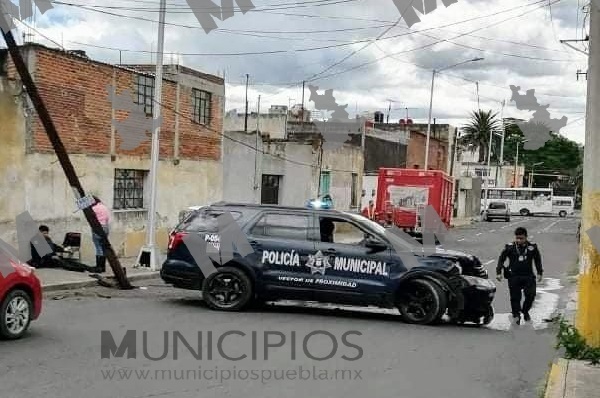 Patrulla choca contra poste y policía resulta lesionado