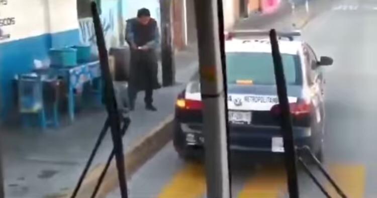 VIDEO: Policías bloquean carril de RUTA para ir por los tamales