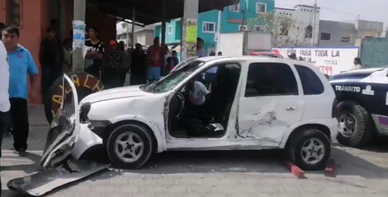 Patrulla de Tehuacán se estampa contra Chevy; hay dos lesionados