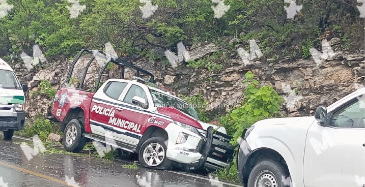 Policías de Chigmecatitlán se accidentan con patrulla en Tepexi