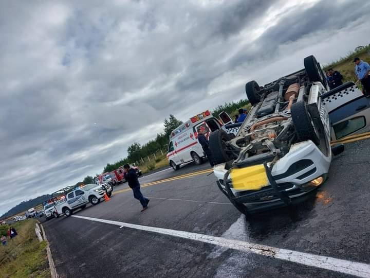 14 policías auxiliares lesionados tras volcadura de patrulla en Zacatlán