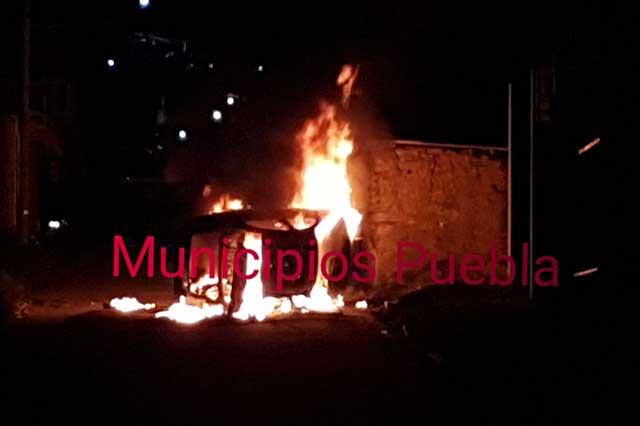 Incendian patrulla tras rescate de presunto ladrón en Texmelucan