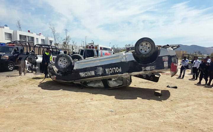 Ladrones le cierran el paso a patrulla y esta vuelca en Ocoyucan