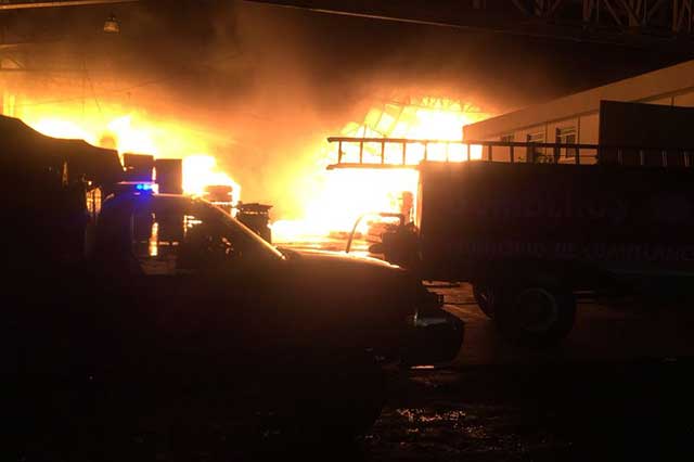 Incendian patrulla tras rescate de presunto ladrón en Texmelucan