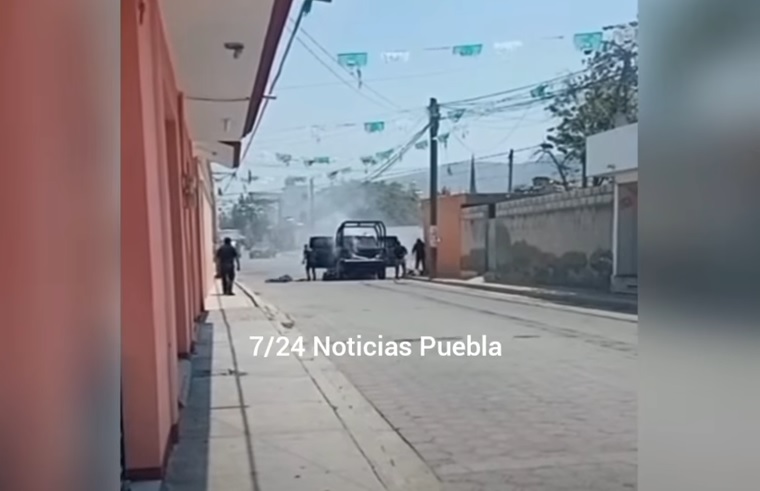 VIDEO Reportan incendio de patrulla de la Policía en Tecamachalco