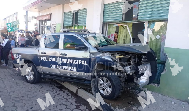 Patrulla de la policía de Chiautempan choca al acudir a un auxilio