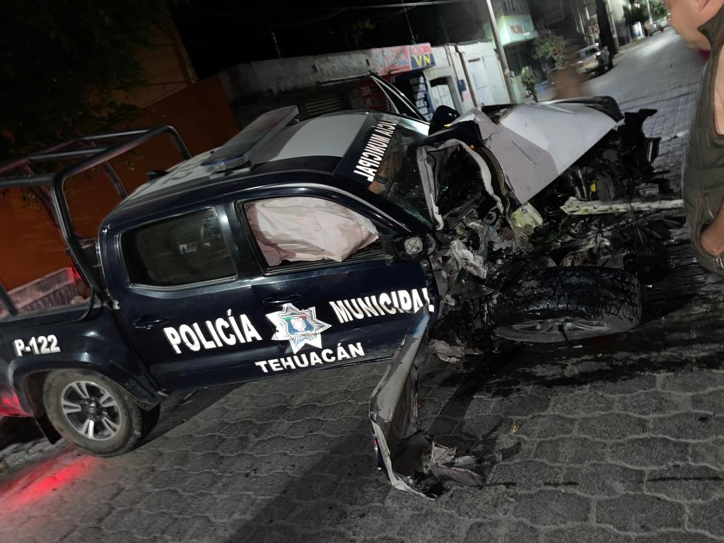 Policías destrozan patrulla al impactar vivienda en Tehuacán