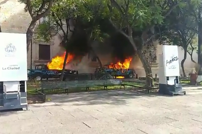 VIDEO Queman patrullas en protesta por homicidio de Giovanni López en Guadalajara