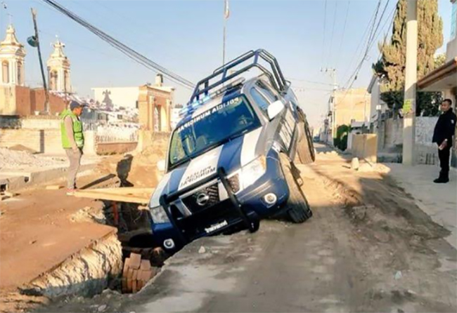 Patrulla cae a zanja de obras municipales en Amozoc