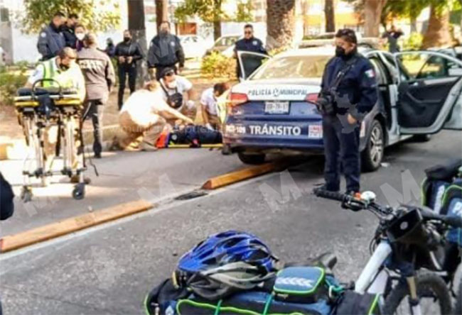 Mujer policía choca contra camioneta frente al CENHCH en Puebla