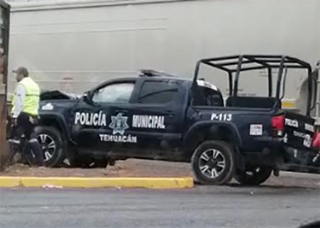 Choca patrulla en Tehuacán al intentar ganarle al tren