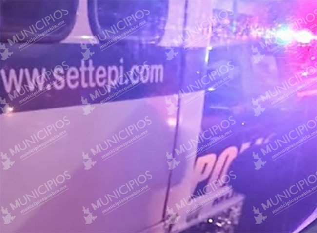 Patrulla se estampa en la parte trasera de autobús de personal en Puebla