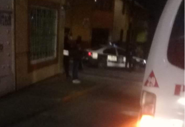 Patrulla embiste a motociclista en centro de Teziutlán