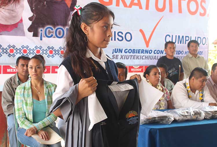 Entrega Oscar Paula uniformes en la zona de Yohualichan 