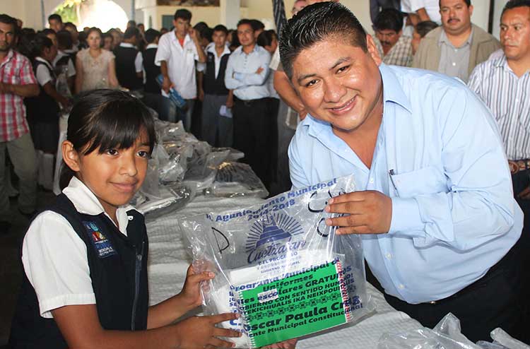 Entrega edil de Cuetzalan uniformes y útiles escolares