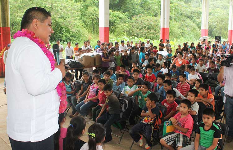 Inaugura edil de Cuetzalan pavimentación en Tepetzintan