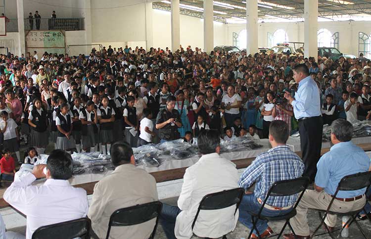 Entrega edil de Cuetzalan uniformes y útiles escolares