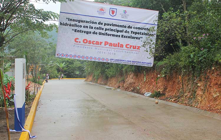 Inaugura edil de Cuetzalan pavimentación en Tepetzintan