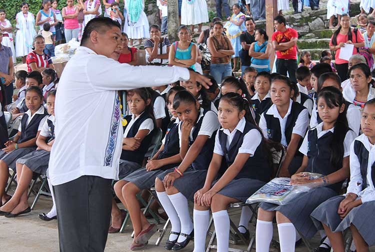 Entrega Oscar Paula uniformes en la zona de Yohualichan 