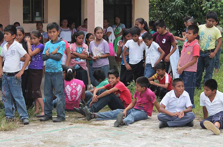 Detectan a 100 niños que no estudian por falta de dinero en Cuetzalan