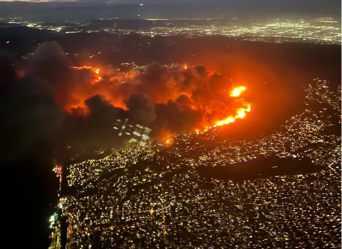 Por incendios forestales en Los Ángeles, pausan producción de series y premiaciones