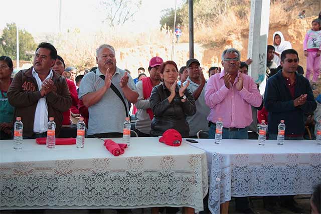 Pavimentan calle en Chalchihuapan, junta auxiliar de Ocoyucan