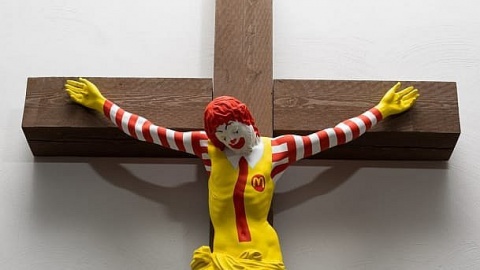 Payaso McDonalds crucificado causa polémica
