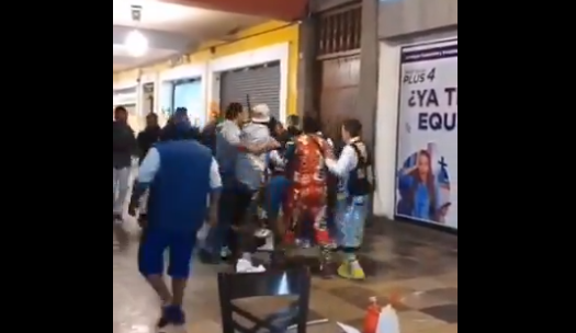 VIDEO Se lían a golpes payasitos con personal de vía pública