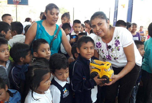 Con payasos regalos y pastel festejan en Xayacatlán a los niños