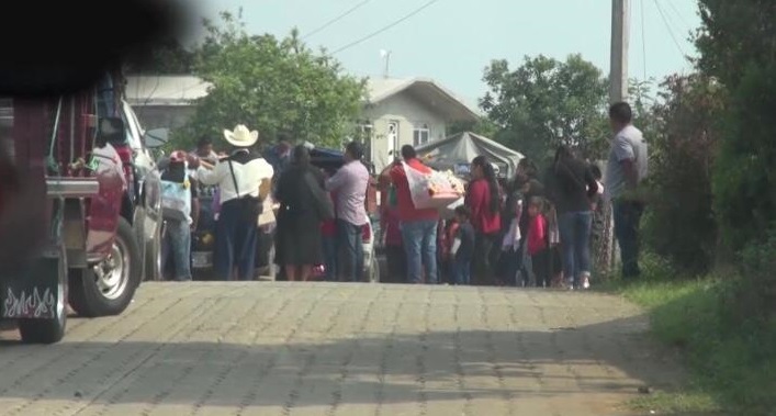 Realizan pedida de mano sin guardar distancia en Huauchinango